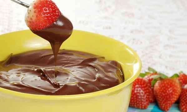Συνταγή για φράουλες με επικάλυψη σοκολάτας σε λίγα λεπτά!