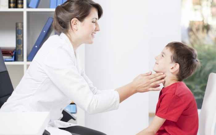 Φαρυγγοαμυγδαλίτιδα: Πώς θα προφυλαχθείτε από τη λοίμωξη που είναι σε έξαρση στα σχολεία