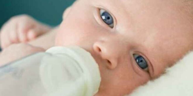 «Τι είναι η γαστροοισοφαγική παλινδρόμηση και πόσο επικίνδυνη είναι για το μωρό μου;»