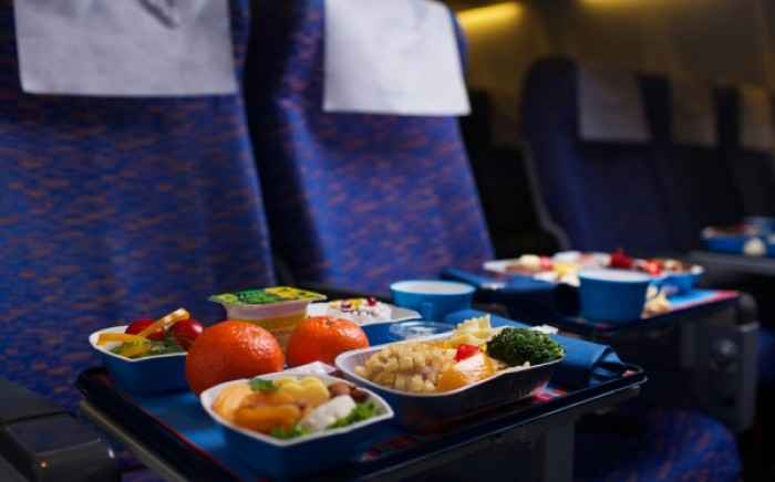 Γιατί το φαγητό στο αεροπλάνο είναι άγευστο