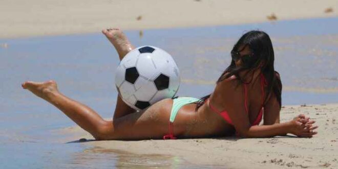 Η Claudia Romani κυλιέται στην άμμο για μια μπάλα