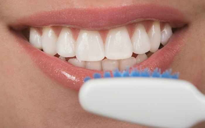 Πρώτα οδοντικό νήμα και μετά βούρτσισμα ή αντίστροφα; Τι λένε οι επιστήμονες