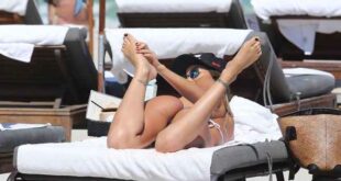 Τα παιχνίδια της Karina με τον φακό