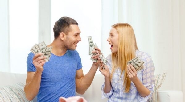 3 συζητήσεις για τα χρήματα που πρέπει να κάνουν όλα τα ζευγάρια