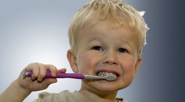 Έτσι θα βουρτσίσετε σωστά τα δοντάκια του παιδιού σας! (βίντεο)