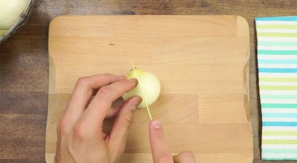 Αυτός είναι ο καλύτερος τρόπος για να κόψετε ένα κρεμμύδι χωρίς να δακρύσετε! (βίντεο)