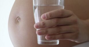 Γιατί πρέπει να πίνουμε πολύ νερό στη εγκυμοσύνη;