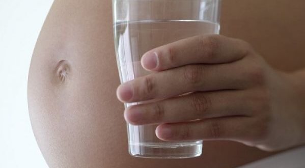 Γιατί πρέπει να πίνουμε πολύ νερό στη εγκυμοσύνη;
