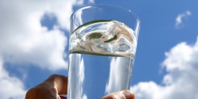 Πρέπει να πίνουμε 8 ποτήρια νερό την ημέρα – Μύθος ή αλήθεια;