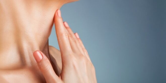 Σκουρόχρωμες κηλίδες στο λαιμό: Για ποια πάθηση προειδοποιούν