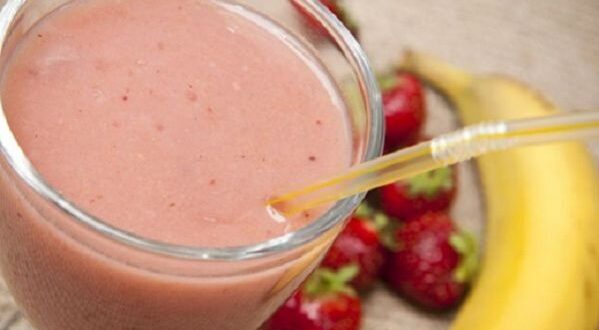 Συνταγή για σπιτικό smoothie φράουλας με 4 υλικά!