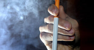 Το ηλεκτρονικό τσιγάρο στην εφηβεία «μυεί» στο κανονικό κάπνισμα
