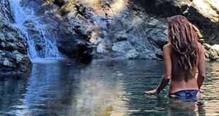 Τόπλες η Μαίρη Συνατσάκη στη Σαμοθράκη