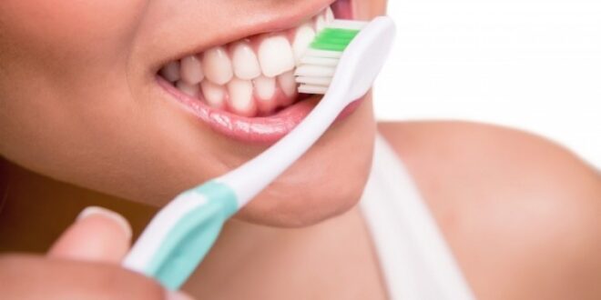 Θέλεις λευκά δόντια; Μάθε τι πρέπει να τρως