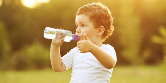Γιατί τα παιδιά πρέπει να πίνουν πολύ νερό
