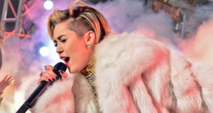 Η Miley Cyrus θα τραγουδήσει γυμνή μπροστά σε γυμνό κοινό