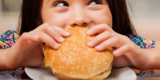 Η επιβράβευση με τρόφιμα συνδέεται με την παιδική παχυσαρκία