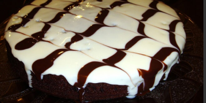 Κέικ με μαύρη και λευκή σοκολάτα