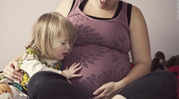 Επιτρέπεται να σηκώνει το παιδί της μία έγκυος;