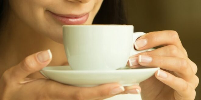 Καφές με άδειο στομάχι: Γιατί πρέπει να τον αποφεύγετε