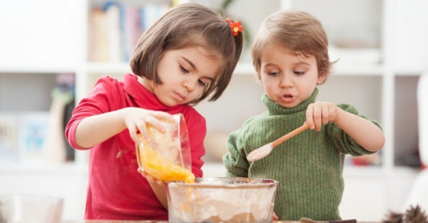 Οι 5 κανόνες που πρέπει να τηρείτε όταν μαγειρεύετε με τα παιδιά