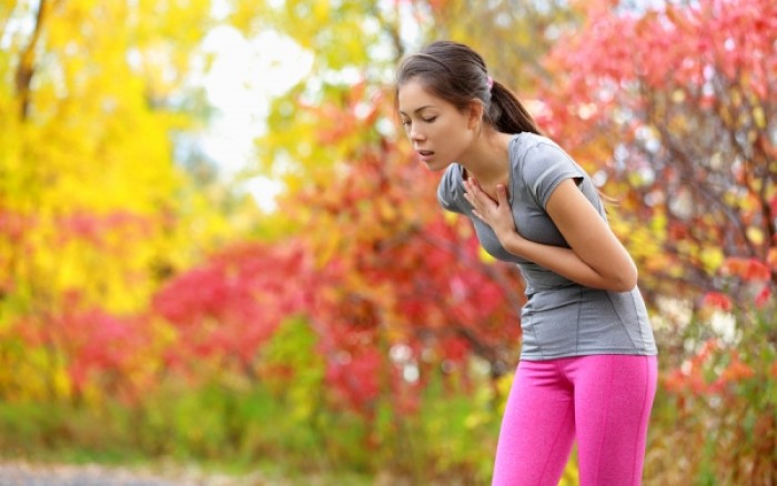 Πόνος στο στήθος κατά τη βαθιά εισπνοή – Πού μπορεί να οφείλεται