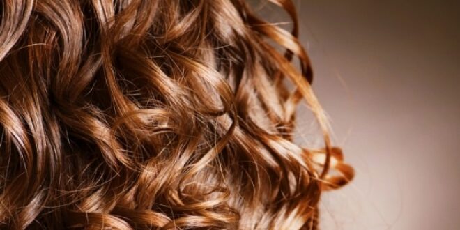 Πώς θα κάνετε τα μαλλιά σας μπούκλες μόνο με μια κορδέλα!