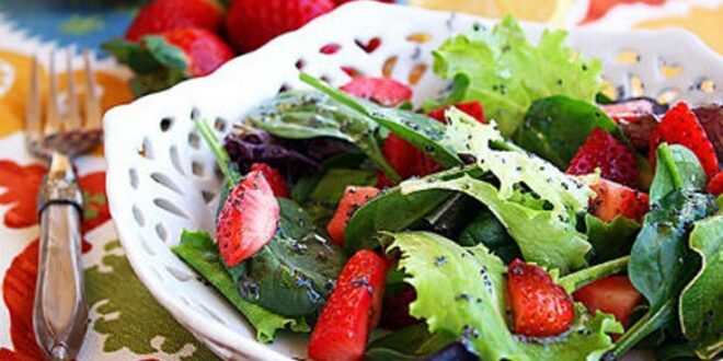Σαλάτα με φράουλες και μαρούλι