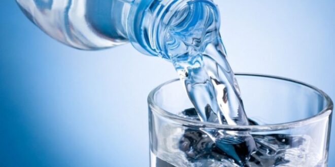 Αλκαλικό νερό: Η νέα εμμονή των διασήμων – Πώς θα το φτιάξετε