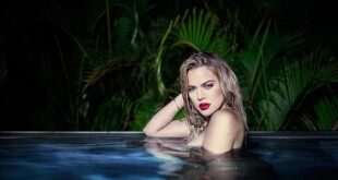 Η Khloe Kardashian γυμνή στην πισίνα