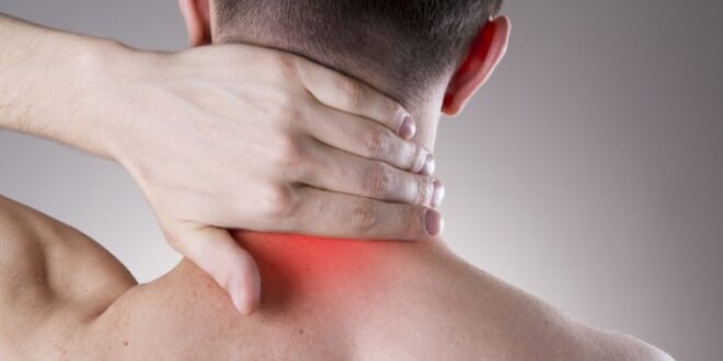Αυχεναλγία: Τι προκαλεί τον πόνο στο σβέρκο και πώς αντιμετωπίζεται