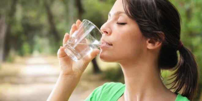 Νεφρά: Πόσο νερό πρέπει να πίνετε για να λειτουργούν σωστά