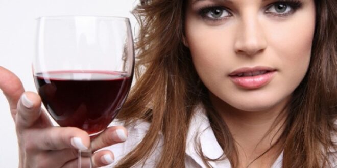 Χάστε κιλά με κόκκινο κρασί – Τι υποστηρίζει νέα έρευνα
