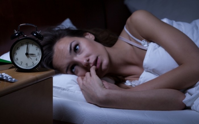 Αϋπνία: Ποια τα αίτια της διαταραχής, ποια θεραπεία προτείνουν οι ειδικοί