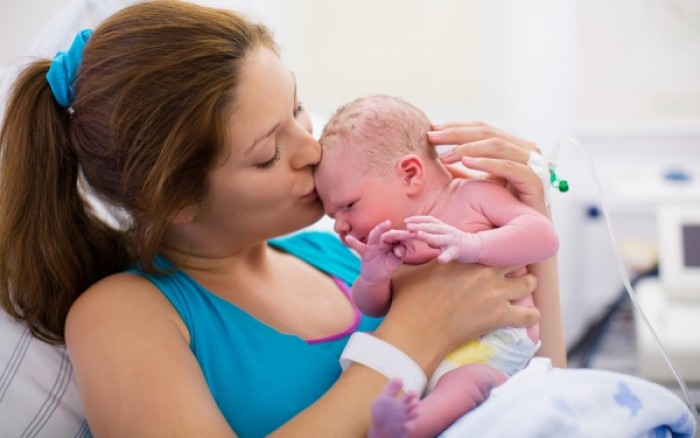 Γέννα με καισαρική και κολπικά υγρά: Η μόδα που βάζει σε κίνδυνο τη ζωή των νεογνών