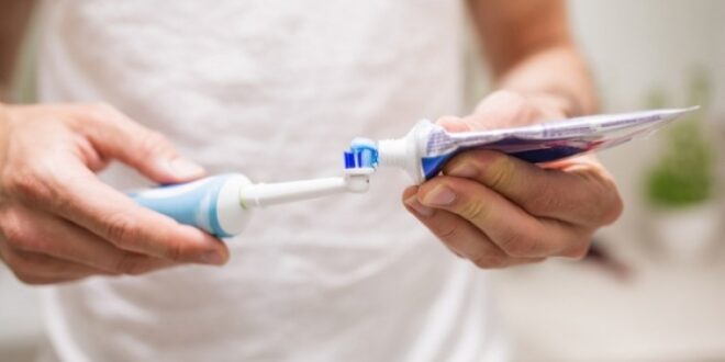 Ηλεκτρική οδοντόβουρτσα: Ποιοι οι πιθανοί κίνδυνοι από τη λάθος χρήση