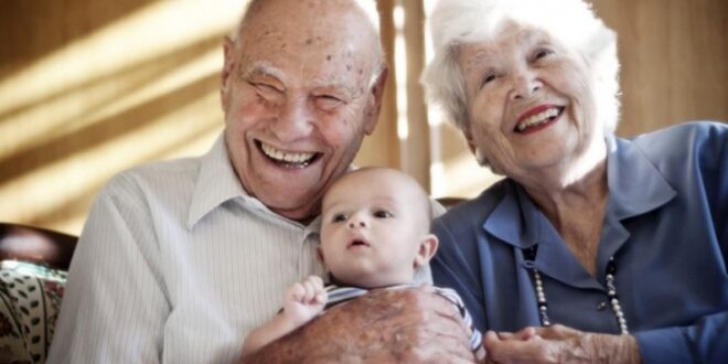Γιατί ο παππούς και η γιαγιά παίζουν σημαντικό ρόλο στο μεγάλωμα των παιδιών