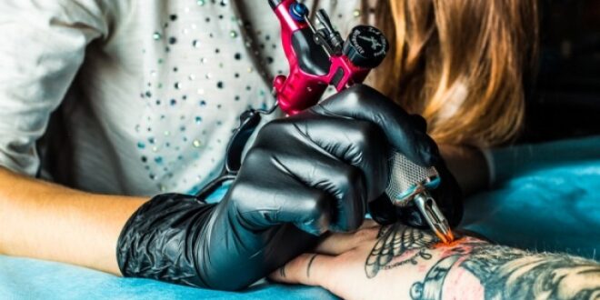 Δεν θα πιστεύετε από τι σας προστατεύουν τα τατουάζ!