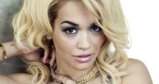 Η Rita Ora στον καναπέ με τα εσώρουχα