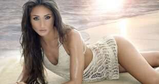 Η Megan McKenna σε θαλασσινό τοπίο