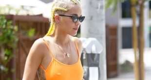 Η Rita Ora χωρίς σουτιέν μέρα μεσημέρι