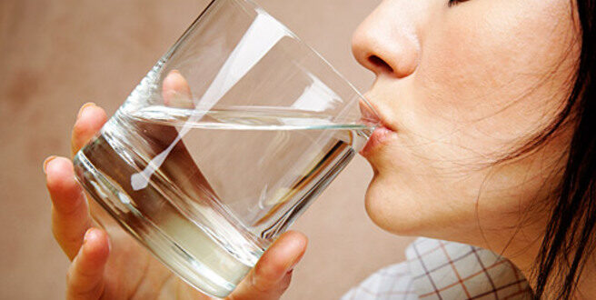 Τα σημάδια που στέλνει το σώμα σας όταν δεν πίνετε νερό