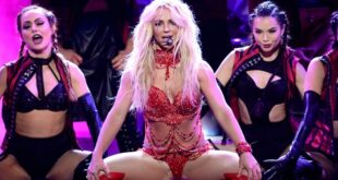Με κατακόκκινα εσώρουχα στη σκηνή η Britney Spears
