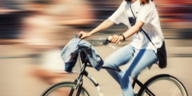 Ωφέλιμο το περπάτημα και το ποδήλατο στην πόλη παρά την ατμοσφαιρική ρύπανση