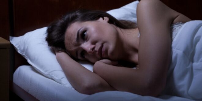 Γιατί δεν ξεκουραζόμαστε όταν κοιμόμαστε σε ξένο κρεβάτι;