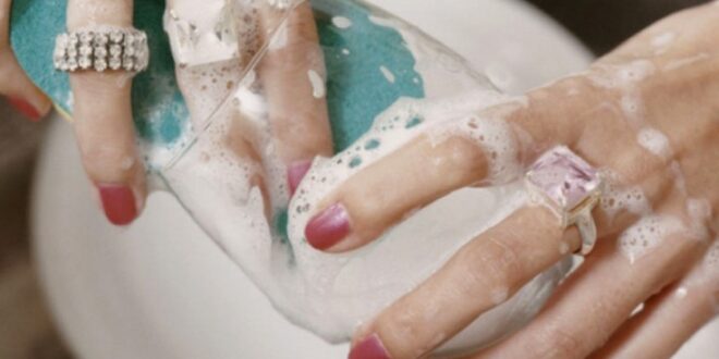 Γιατί πρέπει να βγάζετε τα δαχτυλίδια σας κάθε φορά που πλένετε τα χέρια σας