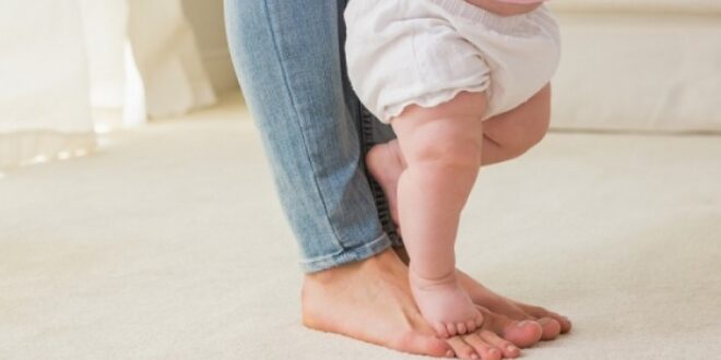 Άργησε να περπατήσει το μωρό; Από τι κινδυνεύει ως ενήλικας