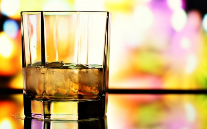 Γιατί πρέπει να πίνετε αλκοόλ σε μικρό ποτήρι