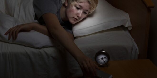 Κινητό δίπλα στο κρεβάτι: Πώς επηρεάζει τον νυχτερινό ύπνο