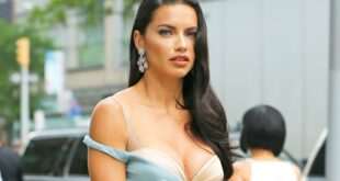 Με το σουτιέν έμεινε η Adriana Lima